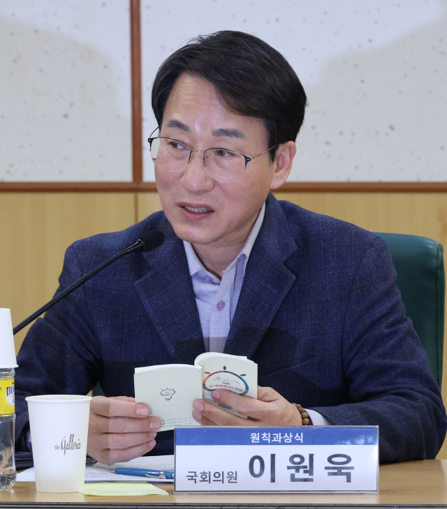 이원욱 민주당 의원이 지난달 19일 국회에서 열린 '원칙과 상식'의 간담회 '민심소통, 청년에게 듣는다'에서 발언하고 있다. 연합뉴스